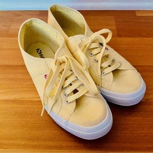 Like-new butter yellow classic Superga canvas sneakers size 41/9.5